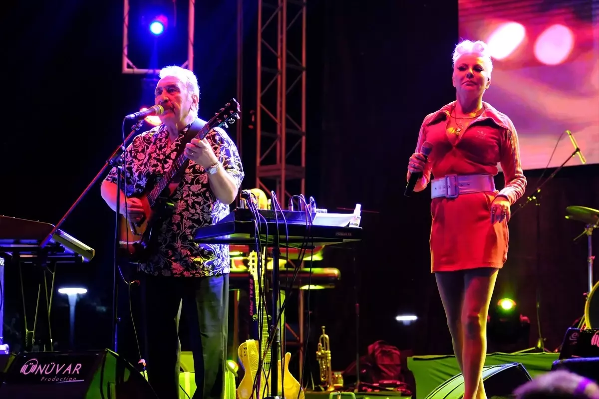 Kırklareli’nde Ümit Besen ve Pamela 30 Ağustos Zafer Bayramı için konser verdi