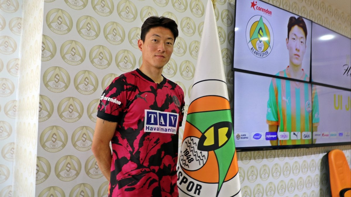 Alanyaspor’da Ui-Jo Hwang için imza töreni yapıldı