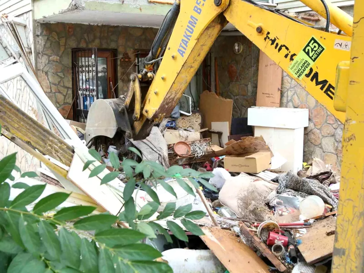 Atakum Belediyesi, Yenimahalle’de Ruhsatsız Depoyu Yıktı