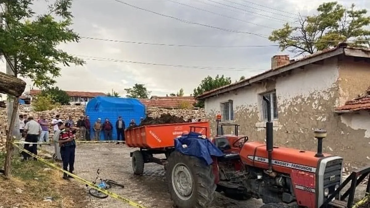 Bisikletiyle traktöre çarptı: Teker ile çamurluk arasına sıkışıp can verdi!