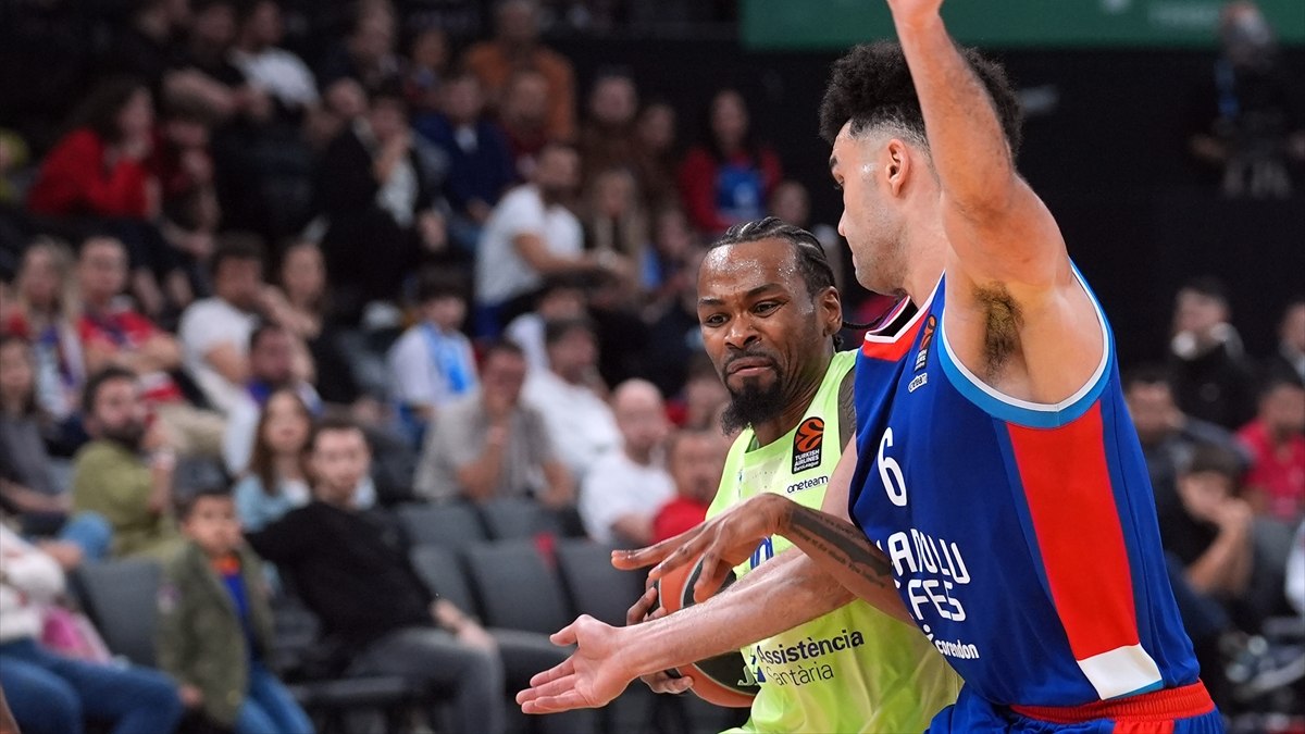Anadolu Efes, Barcelona’ya 97-88 yenildi