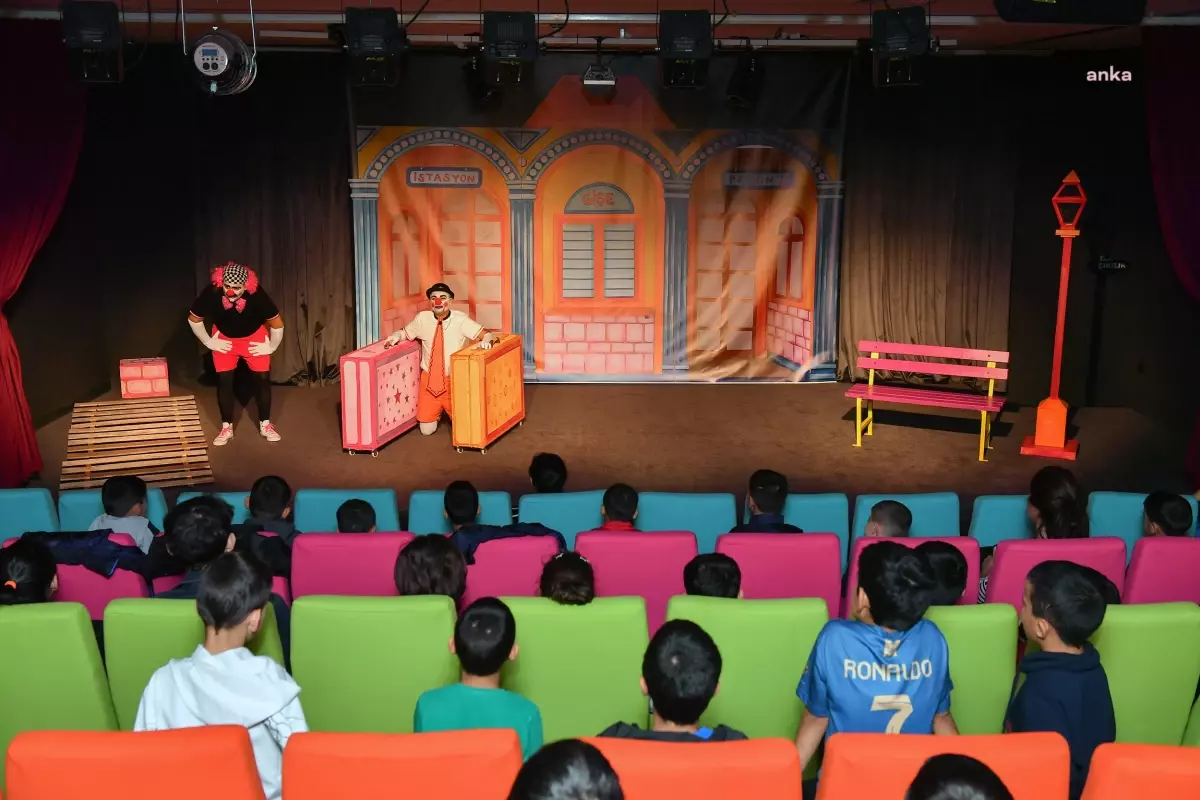 Mersin’de ‘Tiyatro Seyretmeyen Çocuk Kalmasın’ Projesi Büyüyor