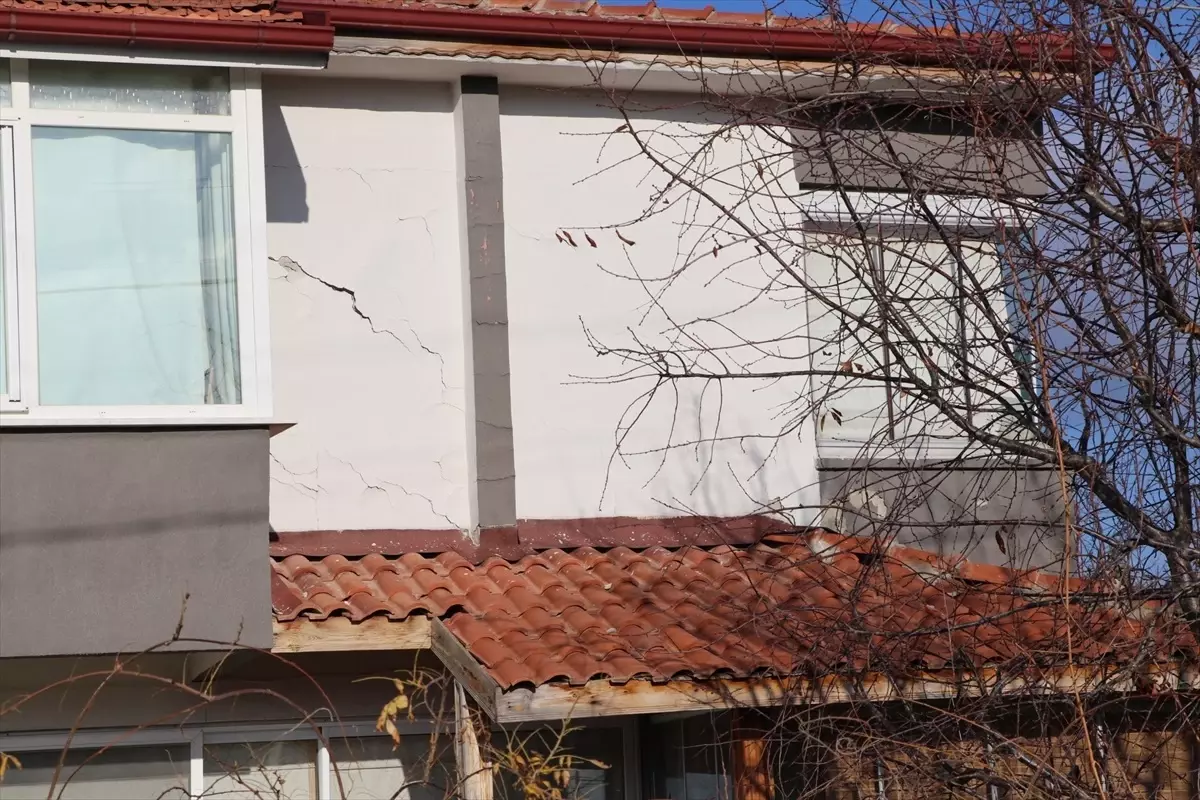 Burdur’da Zemin Kayması 4 Evi Etkiledi