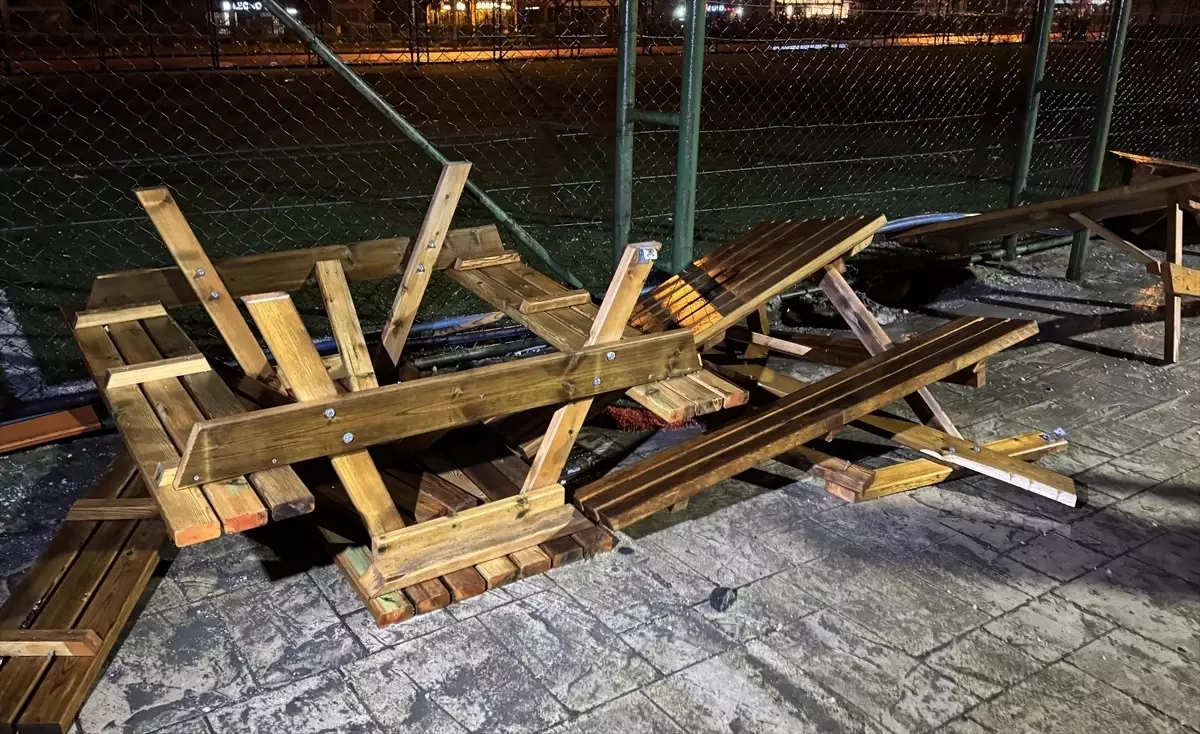 Rize’de Fırtına Panik Yarattı