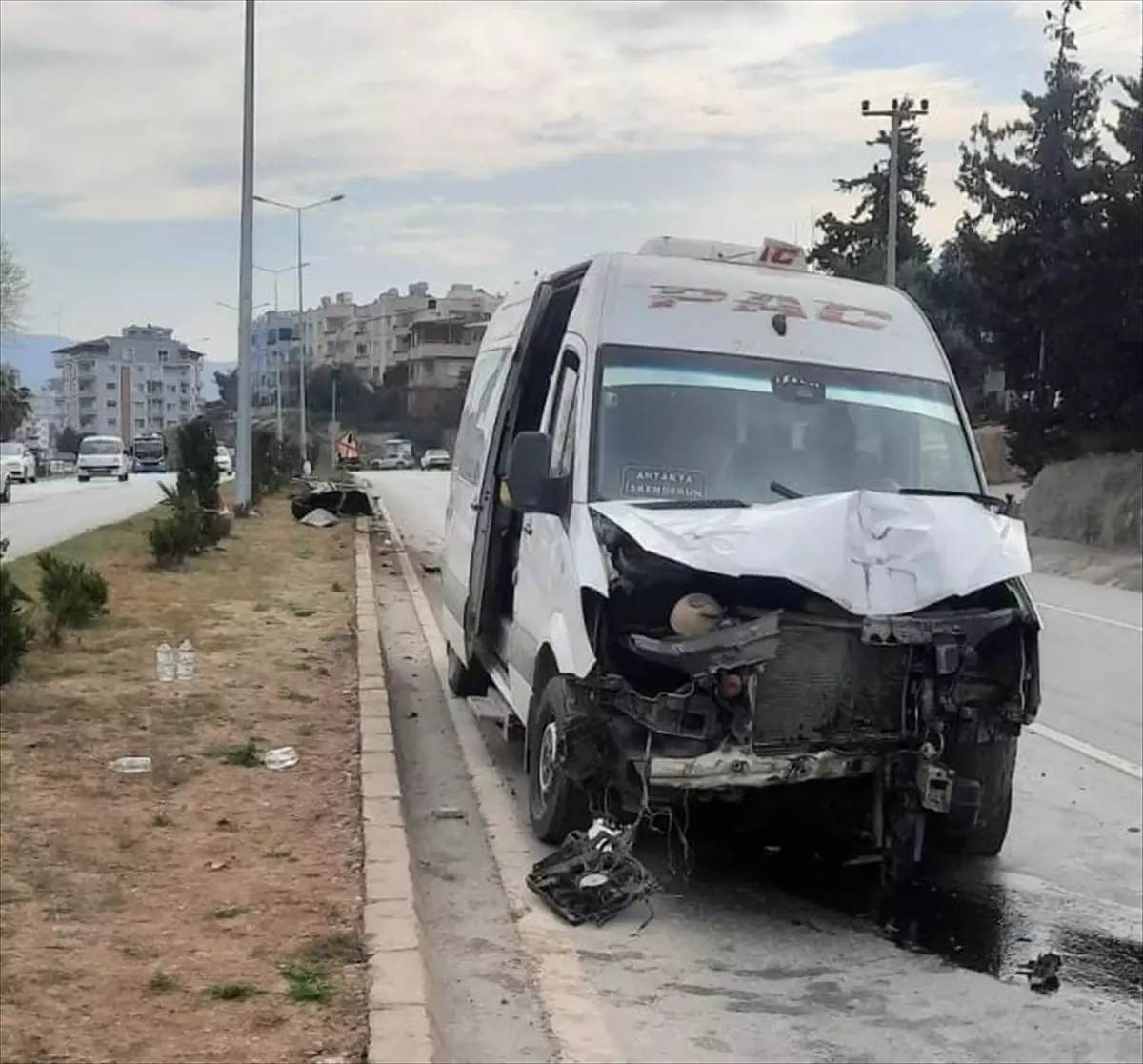 Hatay’da Minibüs Kaza Yaptı: 2 Yaralı