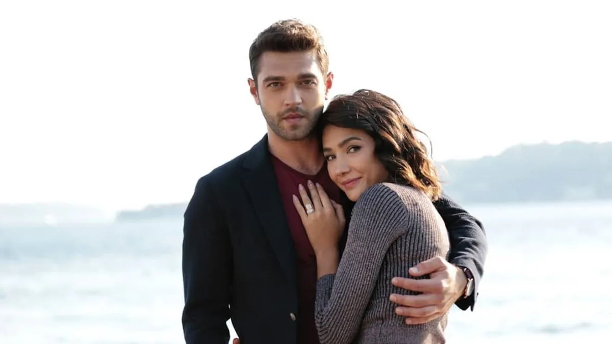 Yıllarca gizli saklı aşk yaşadılar! Aybüke Pusat ve Furkan Andıç ilişkilerini herkese ilan etti! Romantik kareye beğeni yağdı…