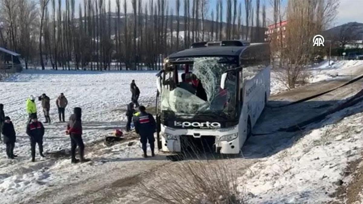 SON DAKİKA… Afyonkarahisar’da yolcu otobüsü şarampole devrildi: Ölü ve çok sayıda yaralı var